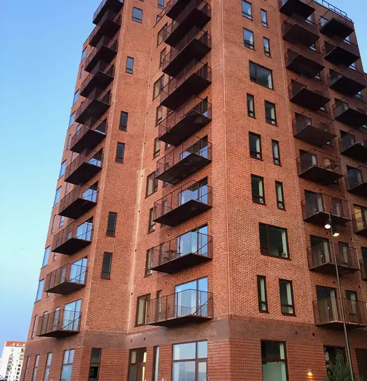 Parvekkeet punatiilisessä rakennuksessa