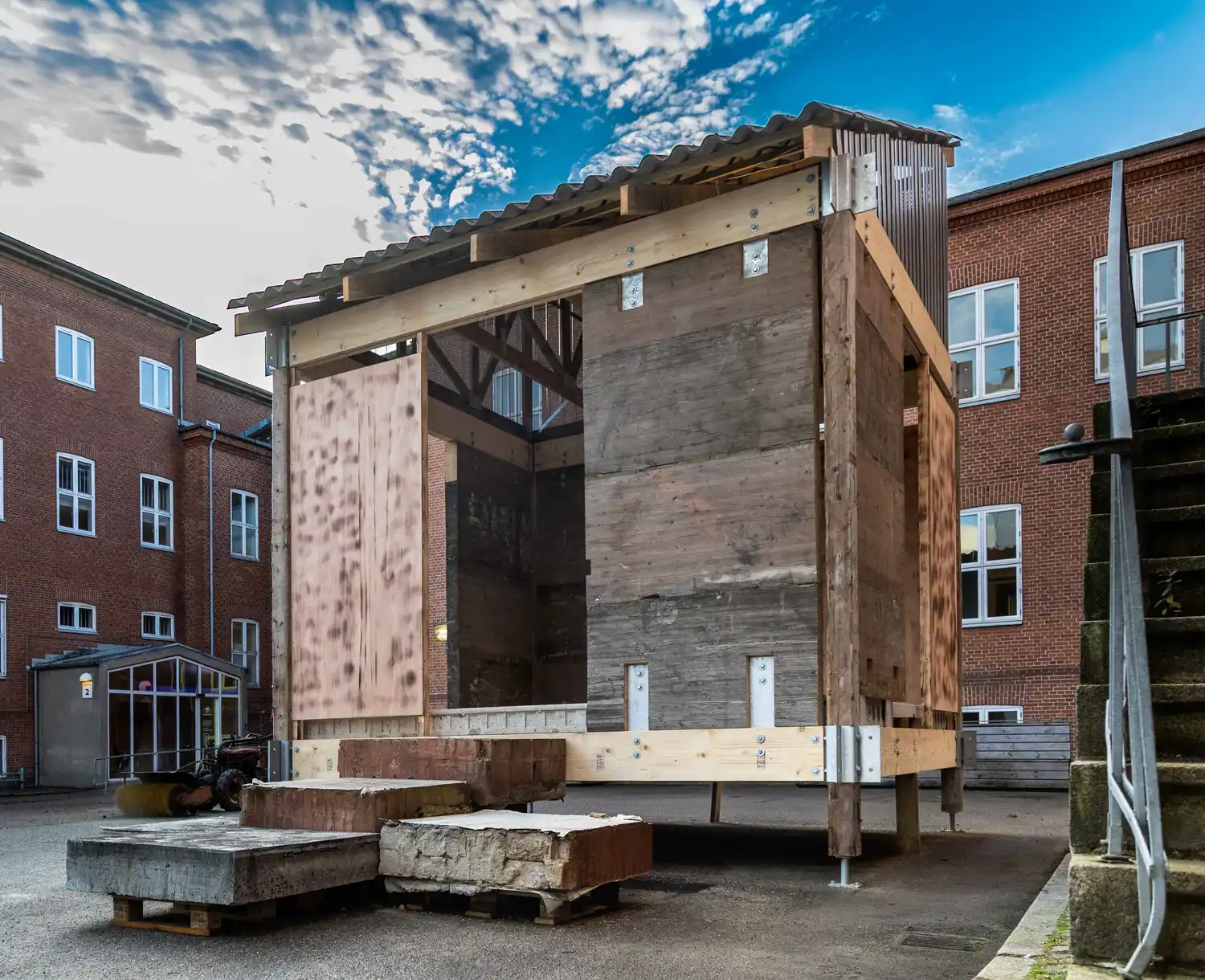 Pavilion made from reused materials with a balcony slab in Ultra High Performance Concrete (UHPC) from Hi-Con used as flooring.