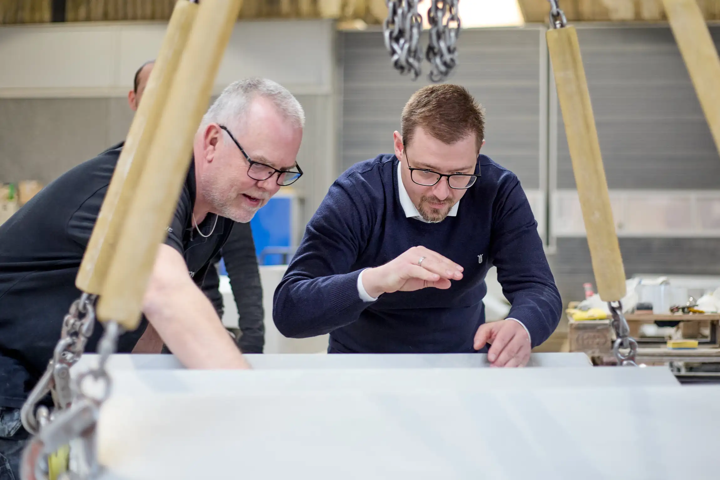 Toimistotyöntekijä katsoo betonielementtejä