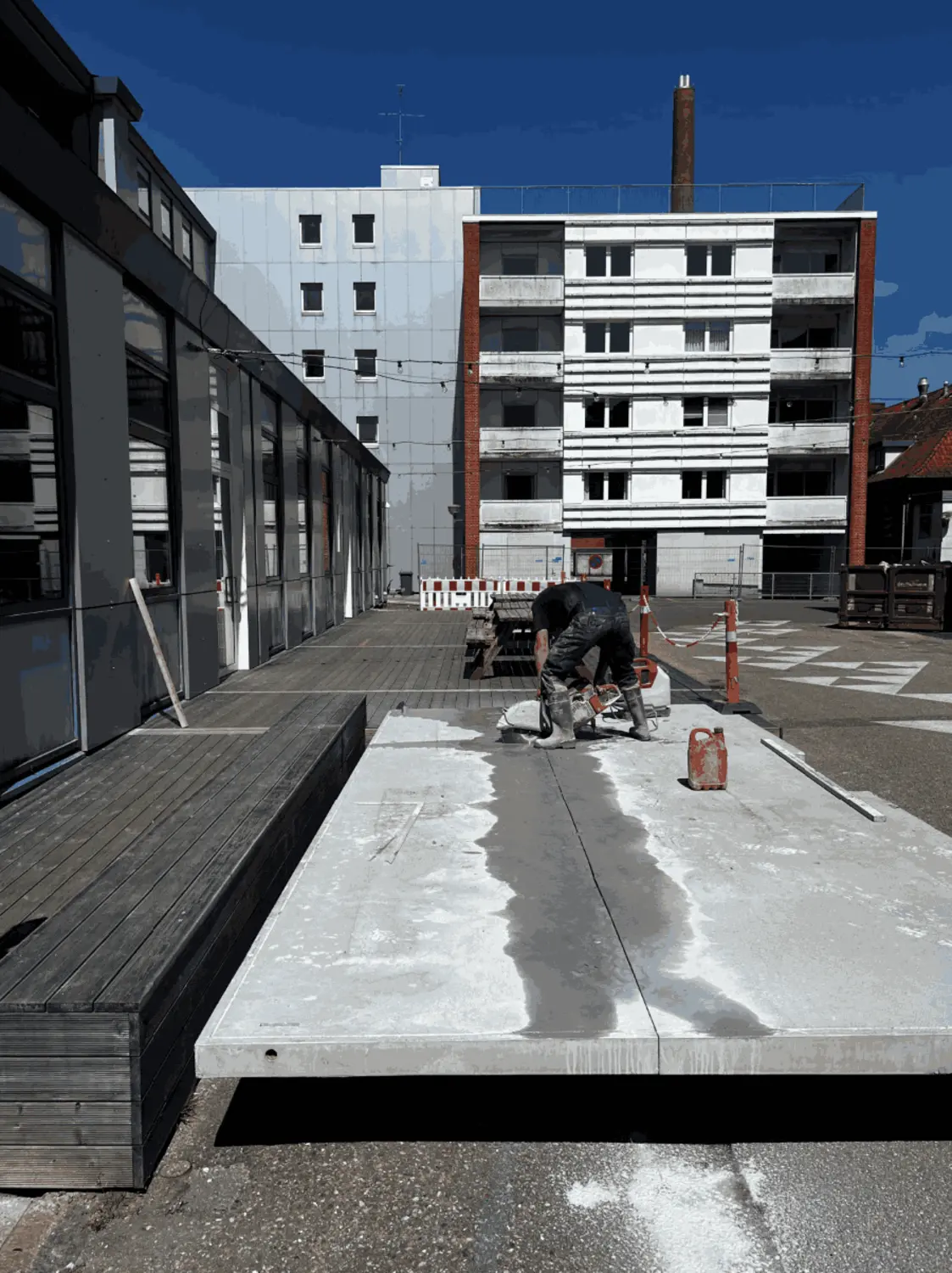 Processing of a balcony slab in Ultra High Performance Concrete (UHPC) from Hi-Con, used as flooring in the 4>1 Pavilion in Holstebro.