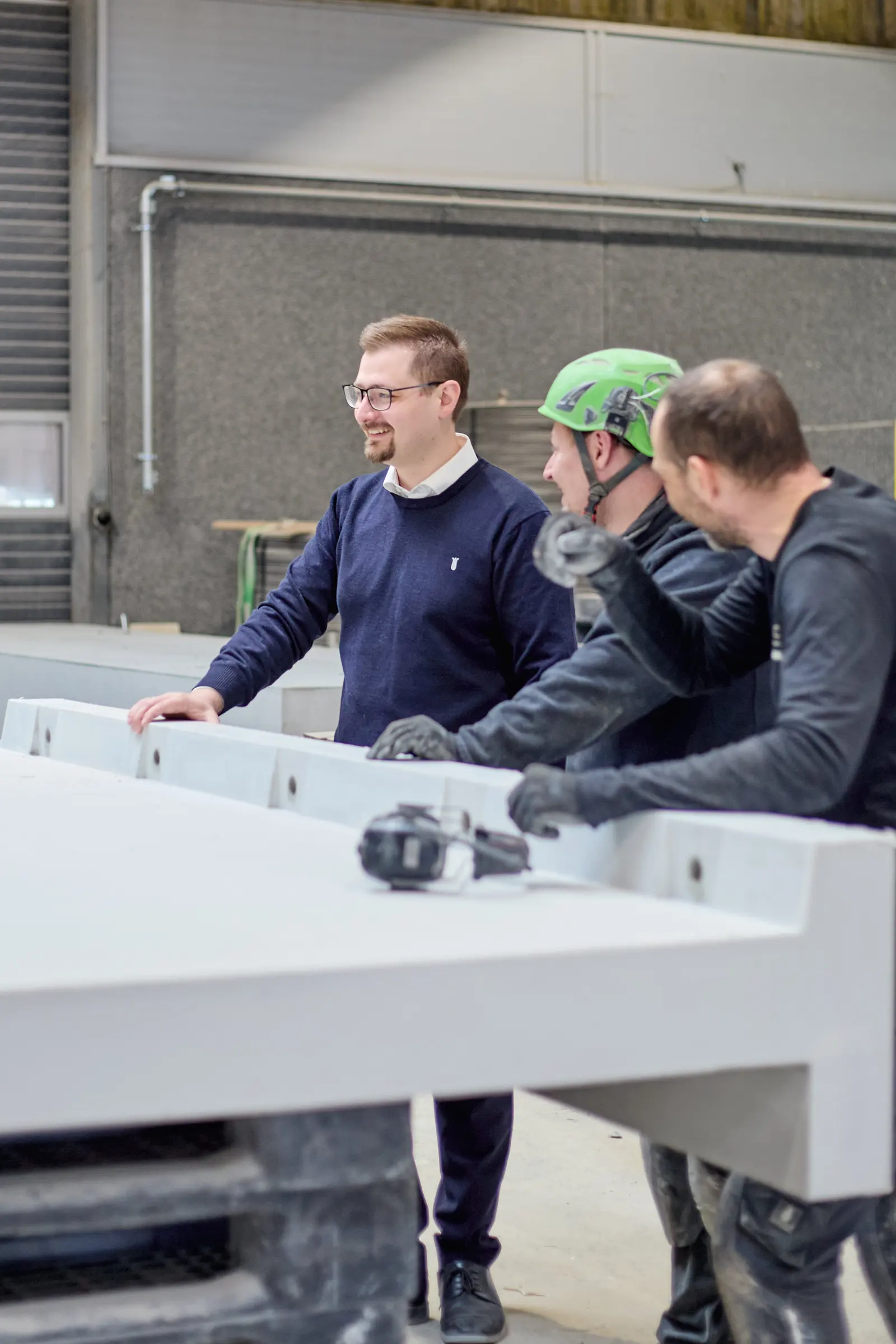Een kantoormedewerker in de productiefaciliteiten