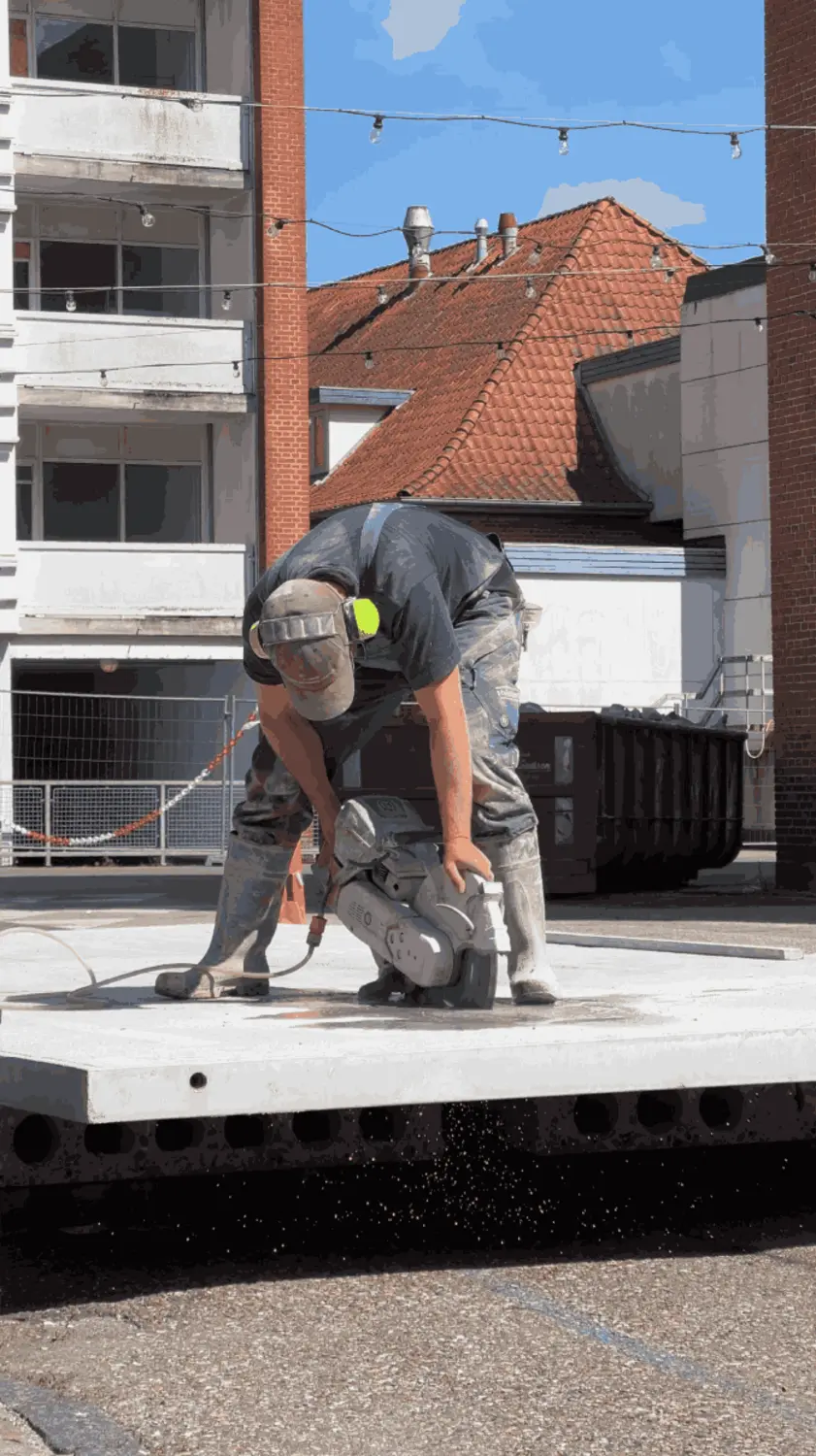 Processing of a balcony slab in Ultra High Performance Concrete (UHPC) from Hi-Con, used as flooring in the 4>1 Pavilion in Holstebro.