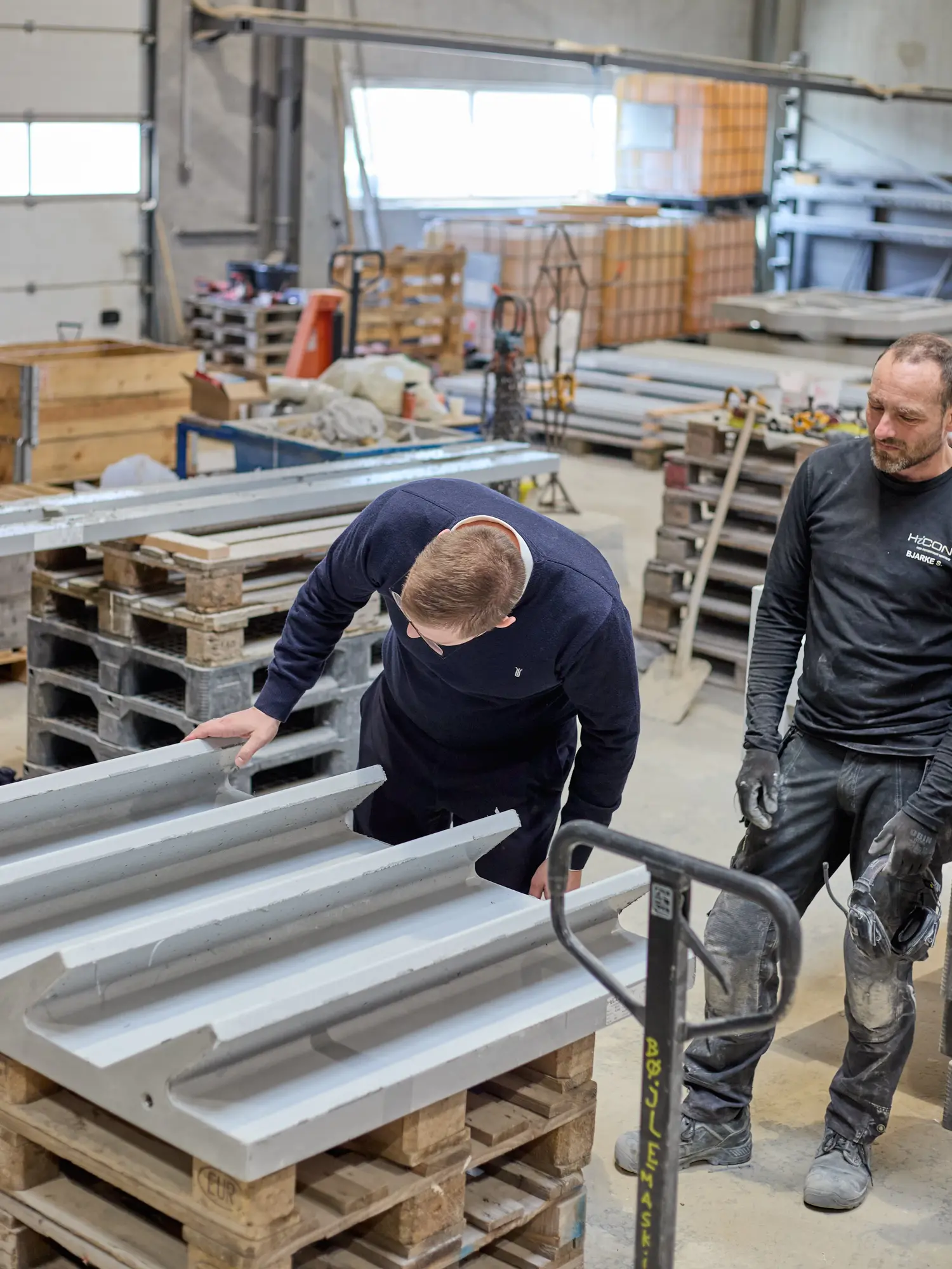 Een kantoormedewerker bekijkt betonelementen